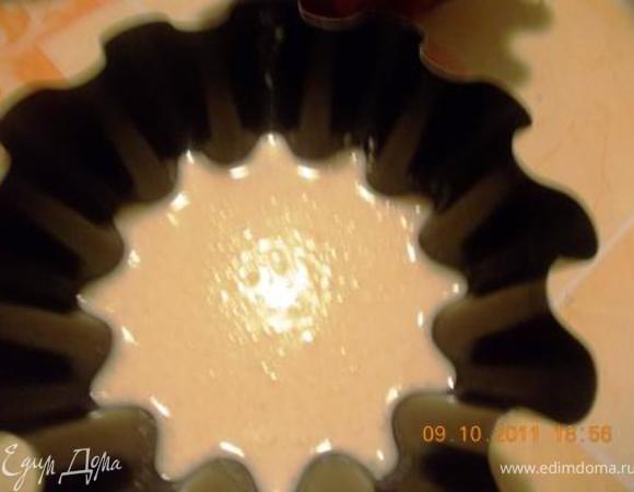 половину теста разлить по формочкам, заполняя их на треть