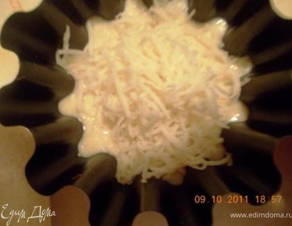 сыр разложить поверх теста