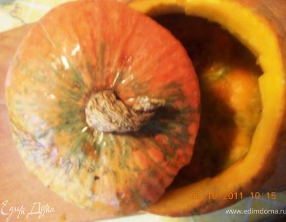 Вынимаем из тыквы мякоть, не повреждая при этом саму тыкву