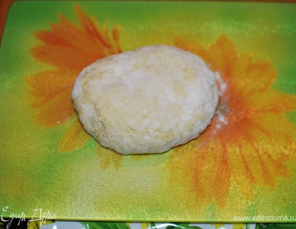 Разбить  яйца и смешать с растительным  маслом, водой , уксусом, Добавить муку и замесить тесто.