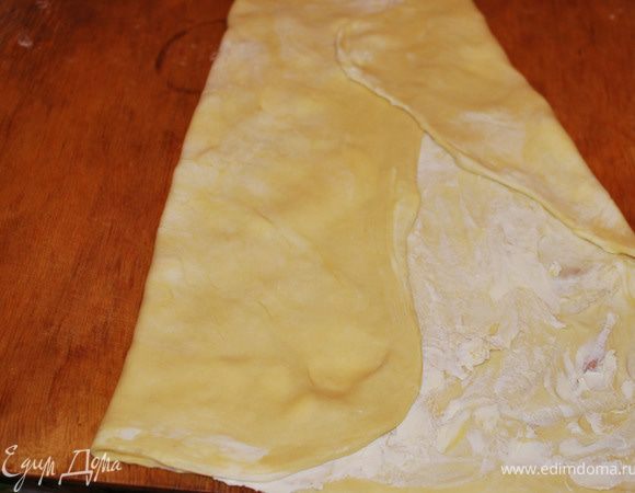 Раскатать тесто тонко, примерно лист получается размером 50см на 35см. Маргарин разделить на 3 части и
одну  часть маргарина намазать на лист теста. Полученный лист  складываем втрое. 
