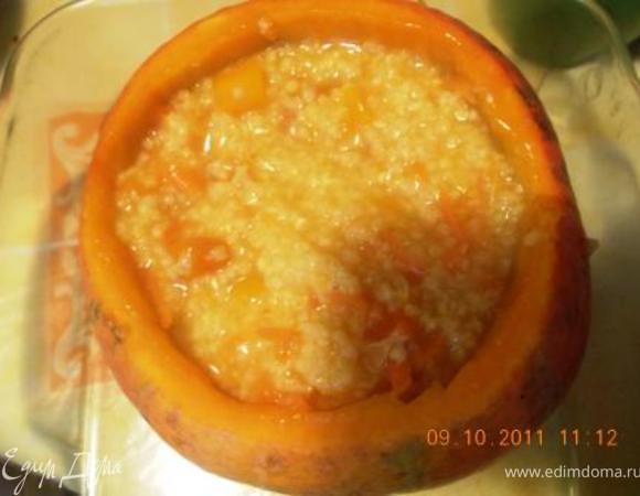 в кипящую, подсоленную воду засыпаем пшено, добавляем мякоть тыквы, порезанную мелким кубиком и, натёртую на крупной тёрке, морковь. Всё это варится, до полуготовности пшена. Потом кашу выкладываем в "горшочек" из тыквы и отправляем в духовку. 200гр около 40 минут