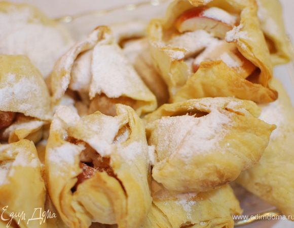 Тесто раскатать тонко и разрезать на квадратики 10см x 10см.Половинку яблока положить в квадратик и слепить края.Выпекать в духовке при температуре 180гр около часа.