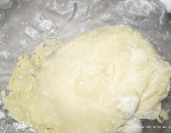 Добавляем ром, желток и яйцо, муку и замешиваем мягкое тесто. Делим его на 2 части, одну больше, другую меньше.