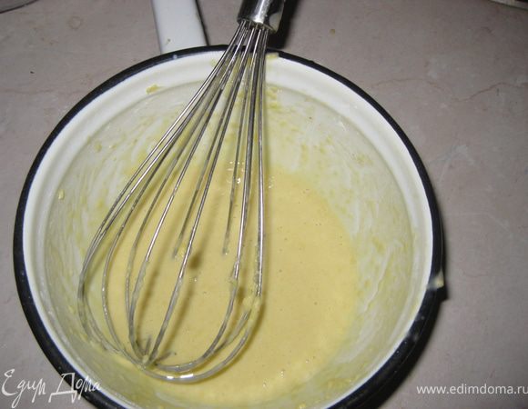 Делаем заварной крем: на плиту ставим 400 мл молока, добавляем сахар. Тем временем желтки, 100 мл молока, муку интенсивно перемешиваем (смотрим чтоб не было комочков).