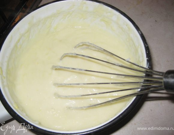 Когда закипит молоко, заливаем нашу яично-мучную смесь. Мука сразу заварится. Ставим на плиту и даем еще несколько минут покипеть.