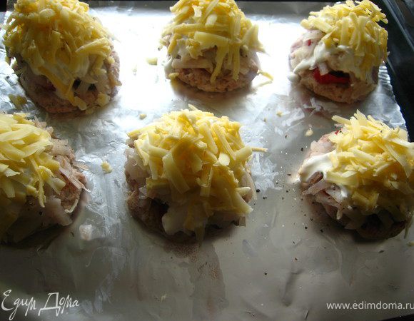 Сверху щедро присыпаем сыром и отправляем в разогретую до 180гр духовку, на 25-30 минут. 