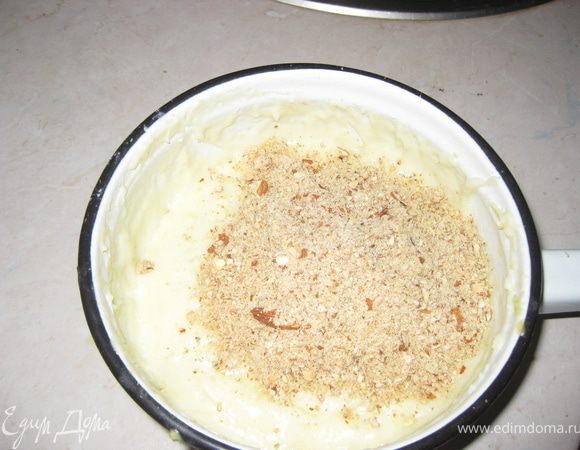К свареному крему добавляем 100 гр мелко молотого миндаля и перемешиваем.