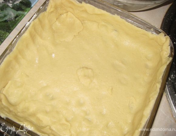 В форму( у меня 21*21, пирог получается не очень большим) выкладываем большую часть теста, делаем бортики.