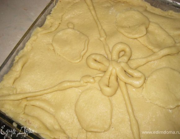 Накрываем вторым куском теста, из обрезков делаем украшения.