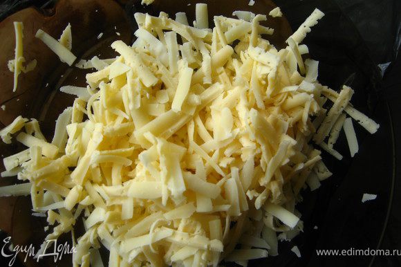 Сыр натереть на крупной терке