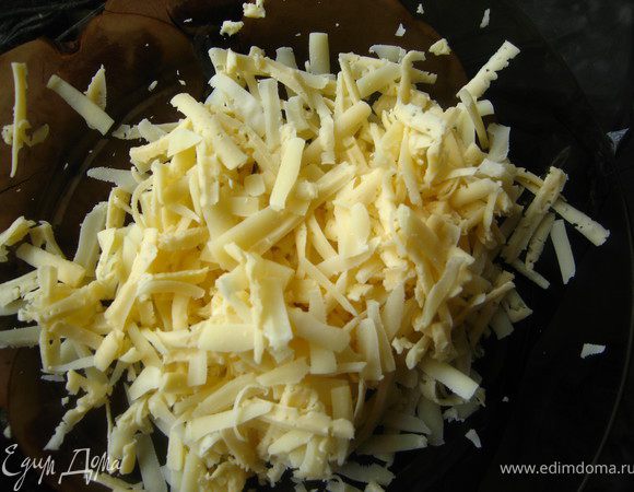 Сыр натереть на крупной терке