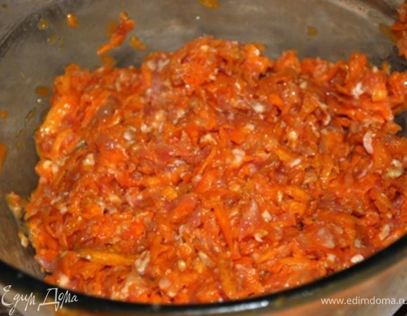 Фарш смешать с тыквой, добавить сметану, соль, перец, кориандр, все хорошенько вымесить.