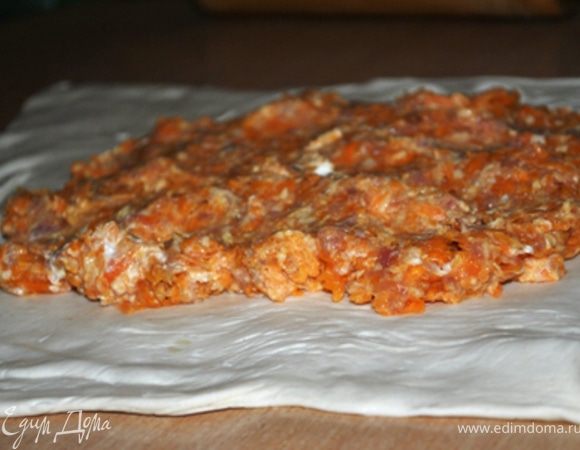 Тесто тонко раскатать, в центр выложить начинку.