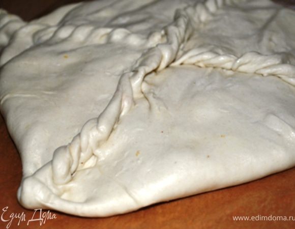 Сложить края теста в виде конверта и защипать. 