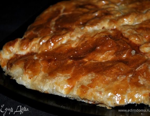 Смазать яйцом и выпекать в нагретой до 200 гр. духовке около 30 минут.