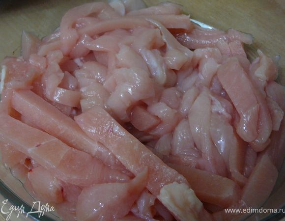 Филе нарезать тонкими полосками.