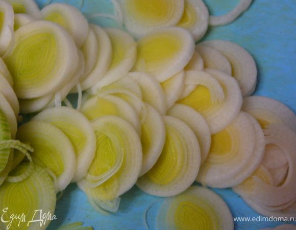 Порей(только белую его часть)нарезать кольцами,отправить на разогретую сковороду с небольшим кол-вом оливкового масла.Слегка обжарить.