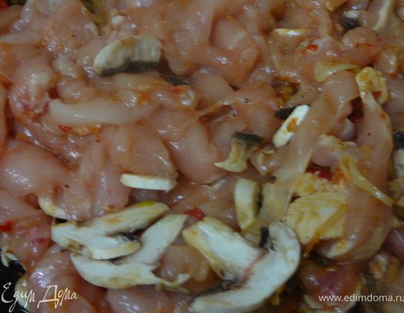 Затем открыть крышку,увеличить огонь,добавить маринованное куриное филе,перемешать. 