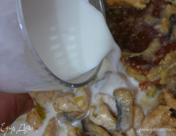 Добавить кокосовое молоко,я добавила стакан молока.Перемешать.