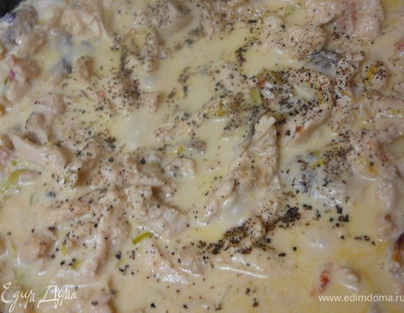 Поперчить,при желании посолить,накрыть крышкой,убавить огонь на минимум,дать протушиться около 5 минут.