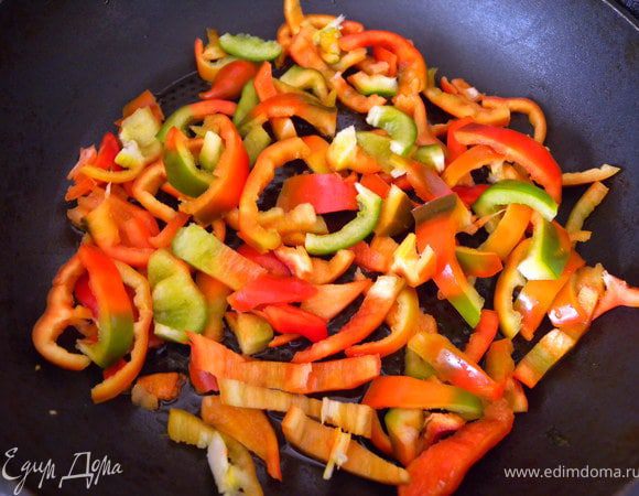 1. Перец подвялить на сковородке.