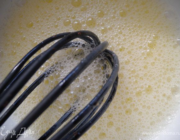 5. Белки взбить венчиком до пузырьков. Вылить поверх овощей. 