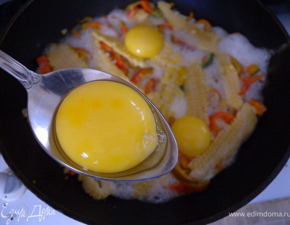 6. Когда белок схватился - выложить поверх желтки. 