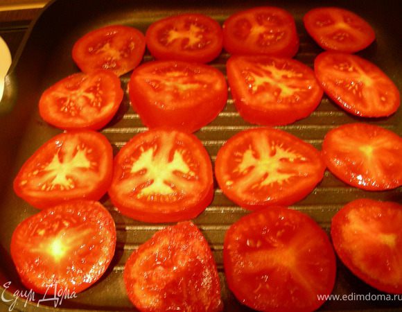 И помидоры. Чеснок выкладыем туда же (целиком).

