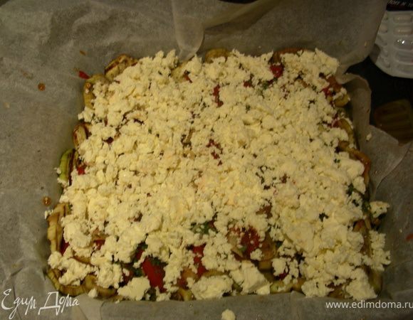 Посыпаем травками (я еще их полила соком, который вылился от помидоров), в рецепте предлагают их побрызгать оливковым маслом (2 ст.л.), я не стала. Сверху распределяем раскрошенную фету и ставим в духовку минут на 25-30. 
