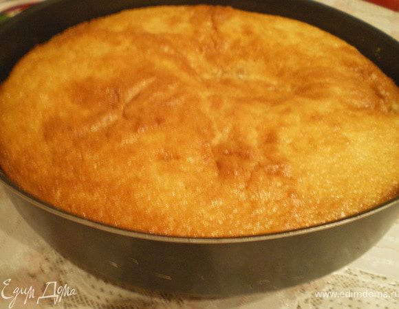 Залить яблоки тестом. Выпекать в разогретой духовке до 180 С 40 минут.