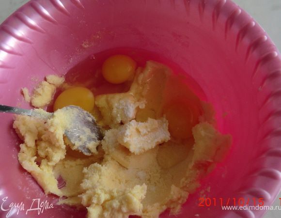  добавить яйца и сметану , перемешать. 
