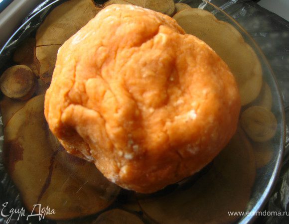 Насыпаем в мисочку просеянную муку, добавляем соль. Ставим на огонь кастрюльку  с водой, томатным соком и растительным маслом. Доводим до кипения и вливаем в муку. Ложкой быстро перемешали, чтобы была однородная масса. Берем тесто в руки( осторожно! горячее!), формируем шар. Кладем обратно в мисочку и оставляем до полного остывания.