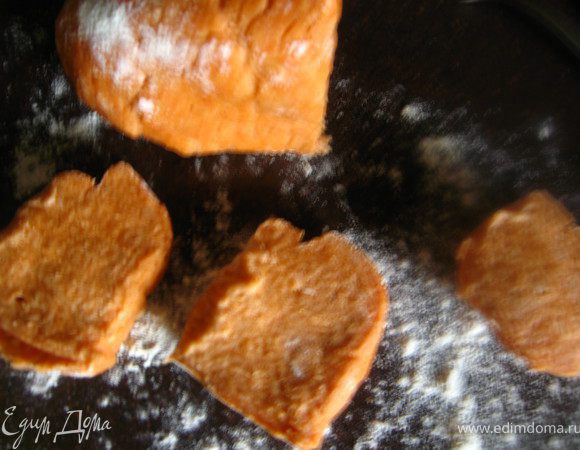 Щедро присыпаем стол мукой. Делим тесто на 10 частей. 