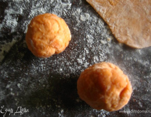 Каждый кусочек скатываем в шарик. Прикрыть их салфеткой, чтобы не подсыхали.