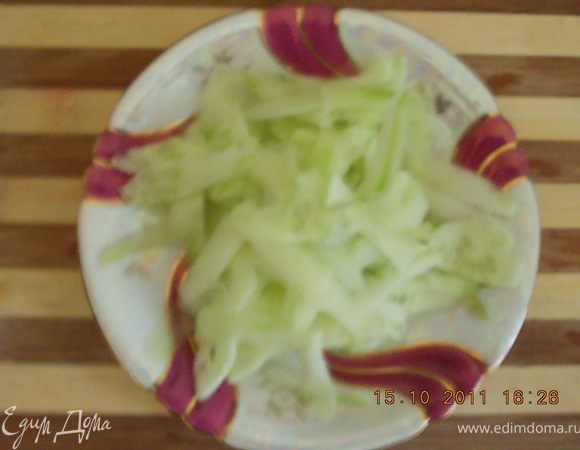 огурец почистить и нарезать небольшими тонкими пластинками /используя картофелечистку/