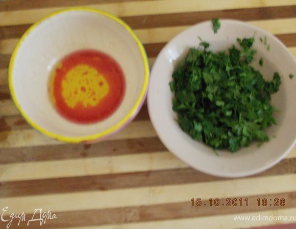 мелко нарезать петрушку ,масло и сок граната смешать и добавить в салат