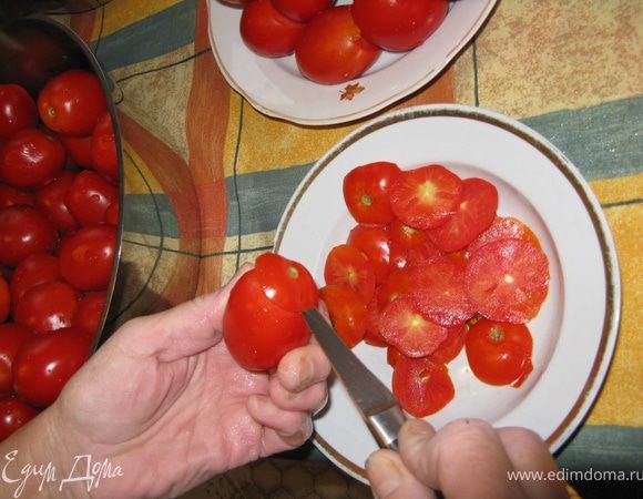 Помидоры должны быть зрелые, красные, мясистые, безупречного качества: без пятен и дряблостей. Их верхушки с плодоножками срезаются. Вековая мудрость не велит выбрасывать эти обрезки: они могут пойти в тот же рассол или в суп. Всего помидоров нужно не менее 4 кг, чтобы хватило сока. Для точности помидоры стоит взвесить уже со срезанными верхушками.