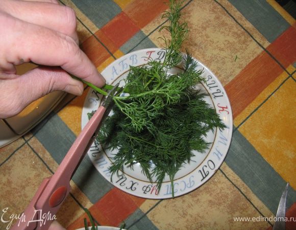 Укроп тщательно моется сначала в миске, затем в проточной воде. В дело идут только тонкие листья укропа, их надо срезать со стеблей ножницами. Стебли потом пригодятся. Укроп мелко режется, а ещё лучше - разбивается в блендере вместе с чесноком. 