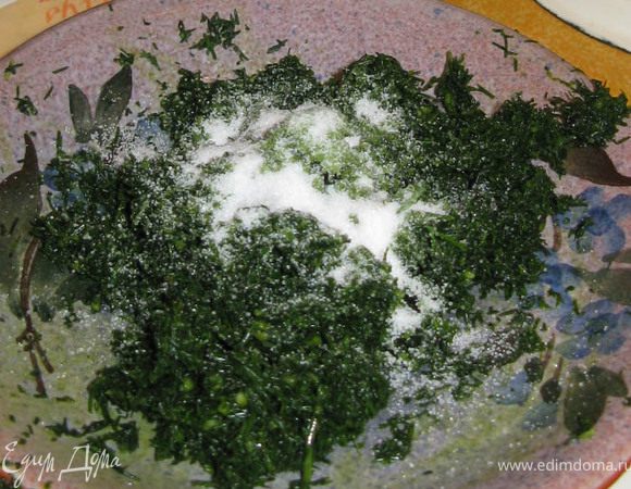 Измельченную массу из укропа и чеснока взвешивают, и добавляют на 40 граммов этой массы 20 граммов соли (так получается порция для фарширования 1 килограмма помидор без верхушек). Соль должна быть мелкая "Экстра", без добавок иода и калия.  