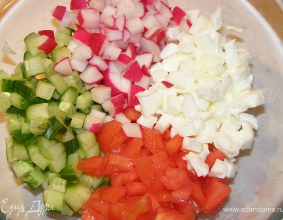 Яйца отварим. Отделим белки от желтков. Помидор очиститим от кожицы, используем без семян. Все ингредиенты нарезать мелким кубиком