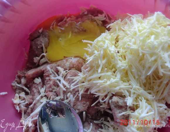  Свинину перекрутить с луком, посолить, поперчить.Сырок натереть мелко, смешать с фаршем, вбить яйцо - вымешать фарш 