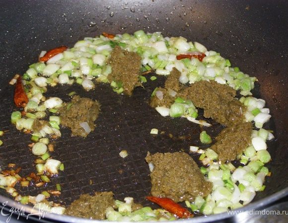 На масле обжариваем сначала перчики, добавляем лук, в последнюю очередь пасту карри. Пасту карри обжариваю всегда, так блюдо более ароматным получается. Как только начала обжаривать карри вся квартира наполнилась едким запахом перца. Включенная вытяжка не помогает. Значит, блюдо будет острым))) Надо бы подумать о респираторе на такие случаи)))