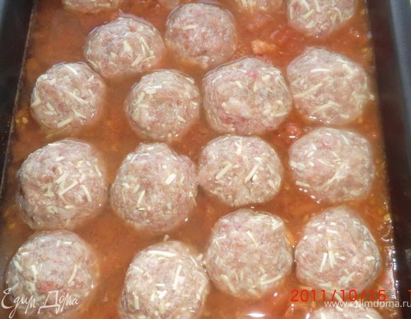 Помидоры опустить в кипяток на 5 мин, и очистить от шкурки и мелко порезать
Помидоры тушим 15 минут, посолить по вкусу, добавить ложку сахару, перца душистого щепотку, когда помидоры пустят много сока, опускаем туда тефтели.В таком виде ставим противень в духовку на 30 минут 