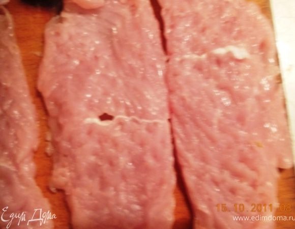 порезать грудку на куски, толщиной около 0,5 см, слегка отбить