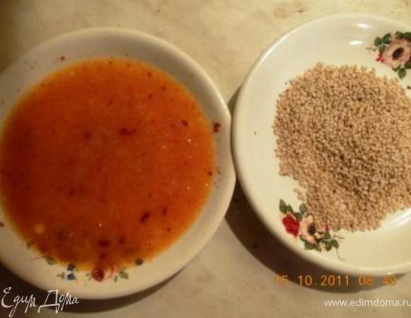 в одну тарелку разбить яйцо, посолить, добавить паприку, в другую тарелку насыпаем кунжут