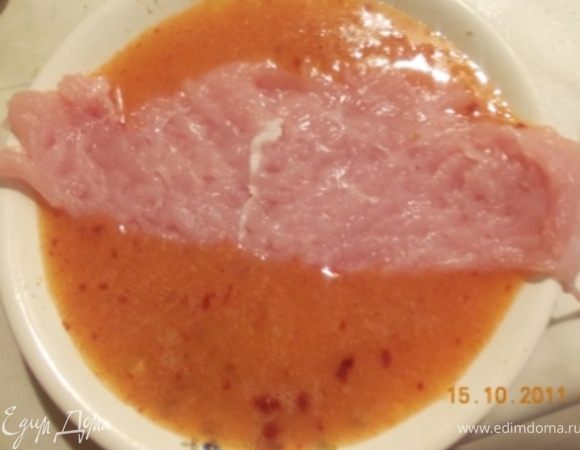 берём кусочек мяса и опускаем в яйцо