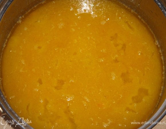 Все продукты для теста,кроме муки,перемешать и поставить на водяную баню. Держать на бане, помешивая продукты (следить чтобы яйца не свернулись),пока масло и сахар не растворяться и масса не станет однородной.