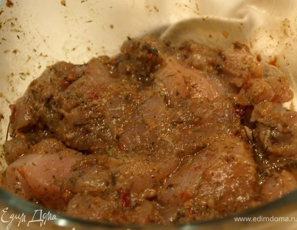 Куриную грудку разделываем, режем кусочками среднего размера, складываем в стеклянную миску. Добавляем аджику, ткемали, чеснок, укроп, соль, перец, ром. Перемешиваем, ставим в холодильник мариноваться.