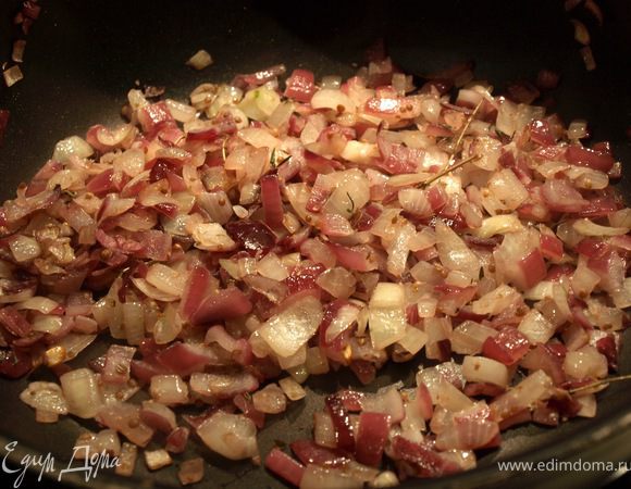 Лук режем, шинкуем. Прогреваем оливковое масло с кориандром, добавляем лук, часть тимьяна. Обжариваем до золотистости.